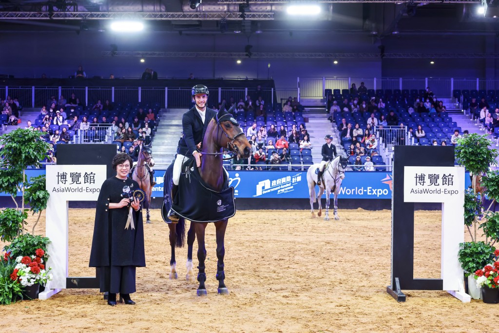 The AsiaWorld-Expo Speed Stakes - 5* International Showjumping Competition awards were presented by Ms. Irene Chan, Chief Executive Officer of AsiaWorldExpo.