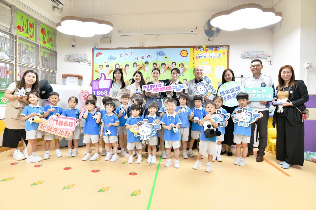 ImmD promotes the illustrated book on consular protection and outbound travel safety in the kindergartens. SING TAO