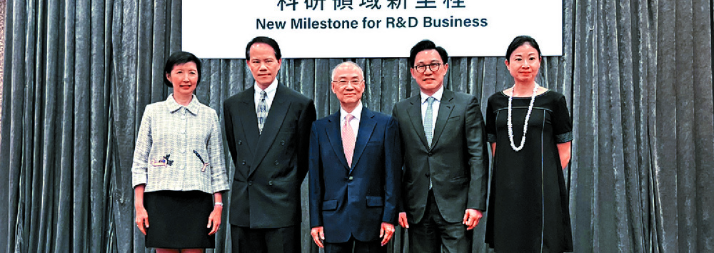 From left, chief corporate affairs officer Wendy Tong Barnes, vice president and chief executive Lance Richard Yuen, Alan Yu, Melvin Toh, and corporate development vice president Cecilia Ho. SING TAO From left, chief corporate affairs officer Wendy Tong Barnes, vice president and chief executive Lance Richard Yuen, Alan Yu, Melvin Toh, and corporate development vice president Cecilia Ho. SING TAO