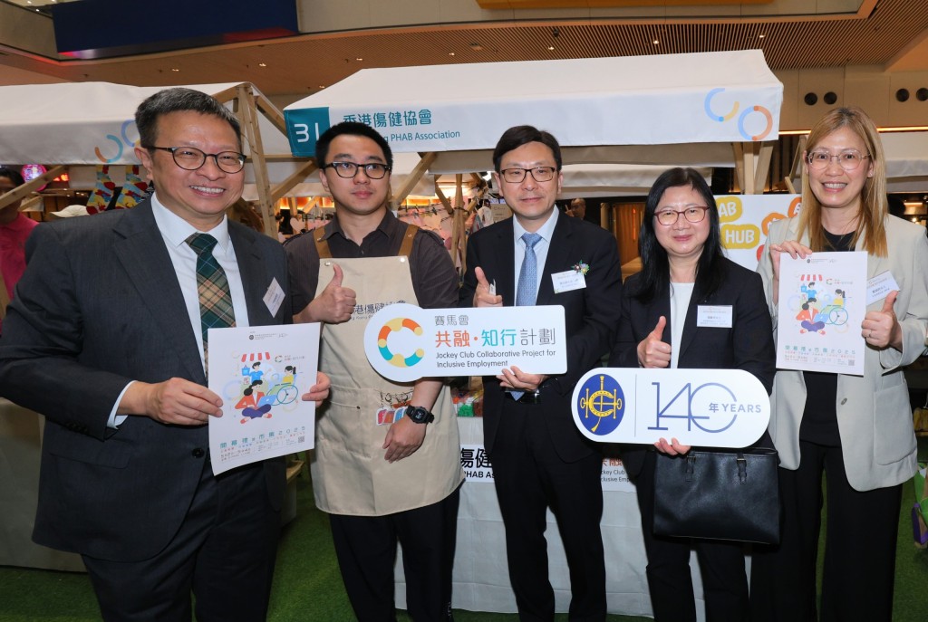 HKSAR Government Secretary for Labour and Welfare Chris Sun (centre) visits the market fair
