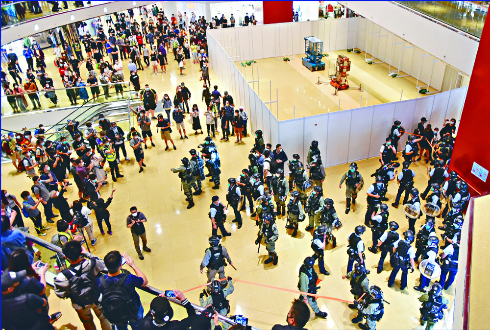Protesters trying to challenge the gathering ban are dispersed by riot police at the Cityplaza mall in Tai Koo Shing. SING TAO Protesters trying to challenge the gathering ban are dispersed by riot police at the Cityplaza mall in Tai Koo Shing. SING TAO