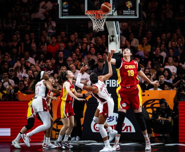 Zhang Zuyu blocks Napheesa Collier of the United States during China’s opener. AFP