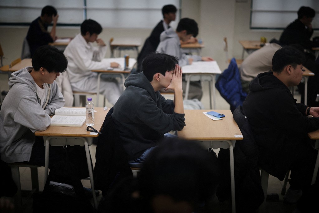 Students wait for the start of the annual college entrance examinations at an exam hall in Seoul, South Korea, November 13, 2025. REUTERS/Kim Hong-Ji/Pool 