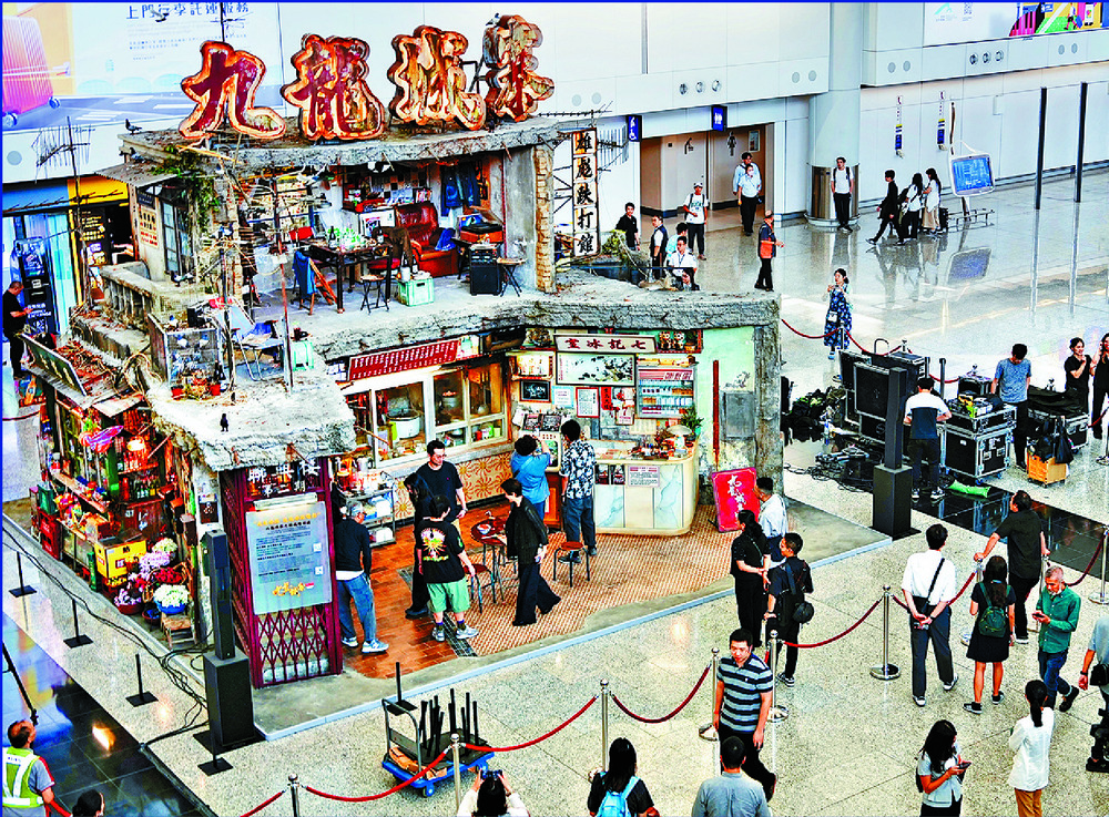 Visitors can explore a tea hall, barbershop, back alley, well, and home appliances stores, all adorned with authentic props from the top-grossing movie Twilight of Warriors: Walled In. SING TAO