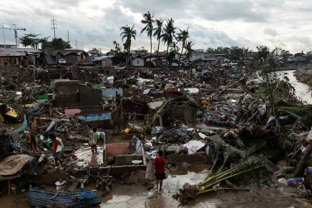Residents return to the remains of their wrecked homes after heavy flooding caused by Typhoon Kalmaegi in Talisay, Cebu, Philippines, November 5, 2025. REUTERS/Eloisa Lopez