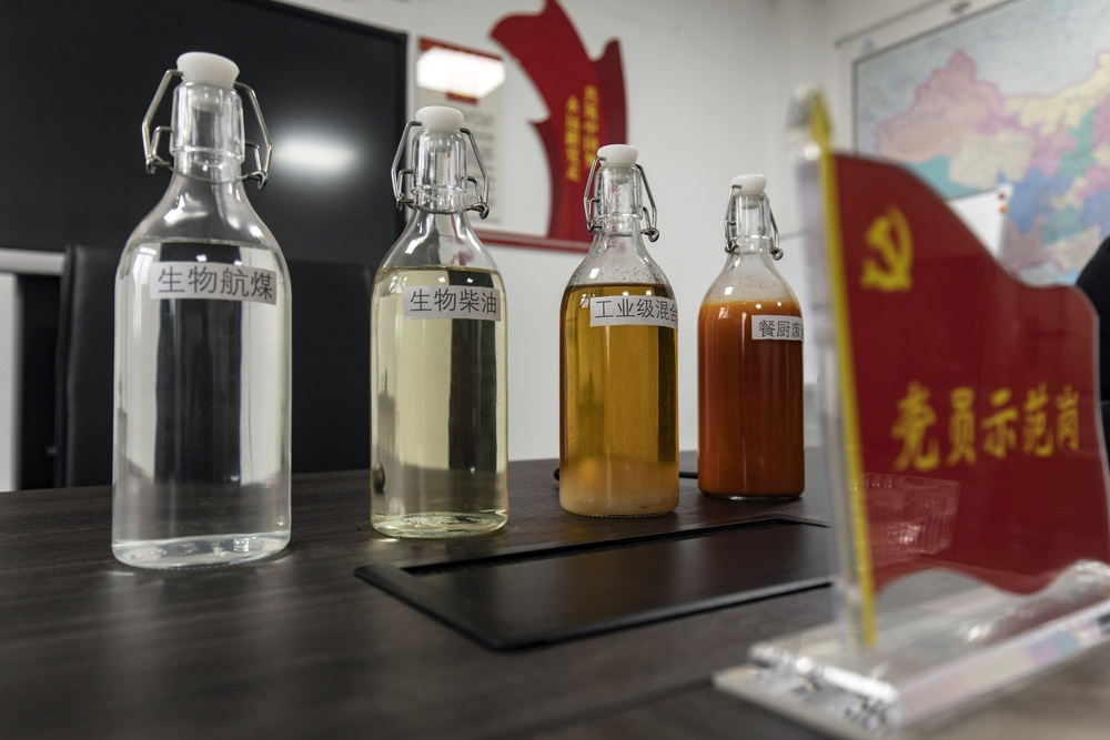 Samples of bio-aviation fuel, biodiesel, industrial mix oil and raw food waste oil at Jinshang. (Bloomberg) 