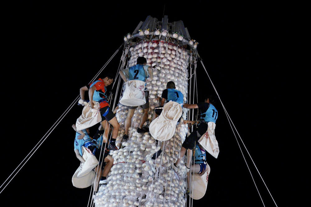 The final of the Cheung Chau 'Bun Scrambling' competition was held on Wednesday midnight on the football pitch of the Pak Tai Temple Recreation Ground.