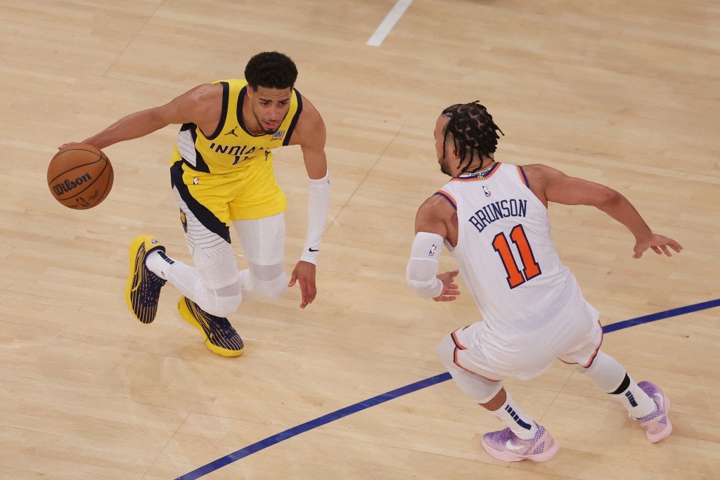 Indiana Pacers guard Tyrese Haliburton (0) controls the ball against New York Knicks guard Jalen Brunson (11) in overtime during game one of the eastern conference finals. (Reuters)