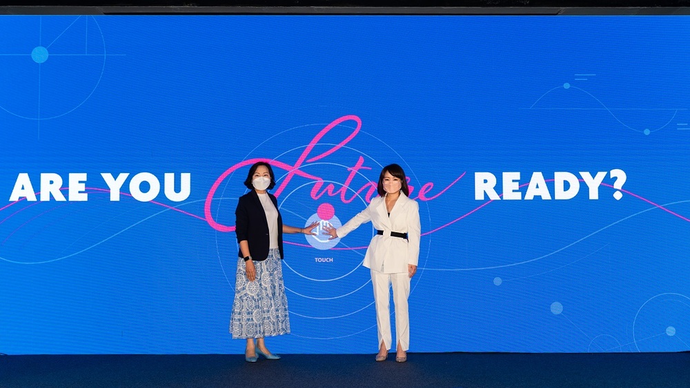 Guest of Honour, Miss Alice Mak, SBS, JP, Secretary for Home and Youth Affairs of the HKSAR Government (left) and Mrs. Jennifer Yu Cheng, Founder of JYCGIF and Group President and Deputy Vice Chairwoman of CTF Education Group (right), officiated at the Opening Ceremony of FutureGEN Girls Leadership Summit 2022¬ on October 8, 2022.
