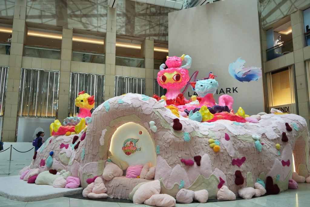 Ayako Rokkaku’s “THE ISLAND – ONIGASHIMA”, her largest interactive installation in Hong Kong, will be on display at the LANDMARK Atrium from March 23 to April 17.