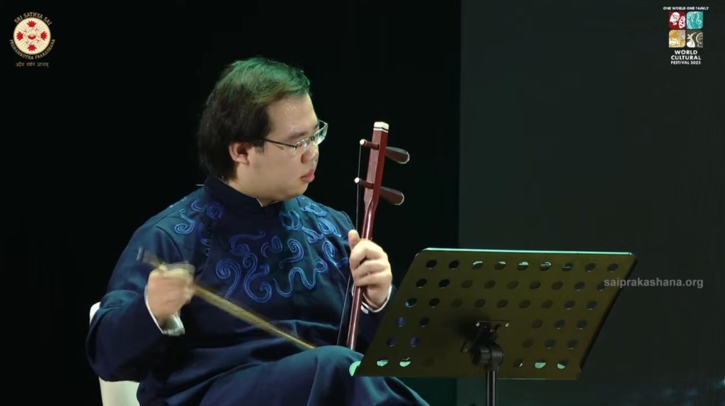 Kaden Wu on erhu.