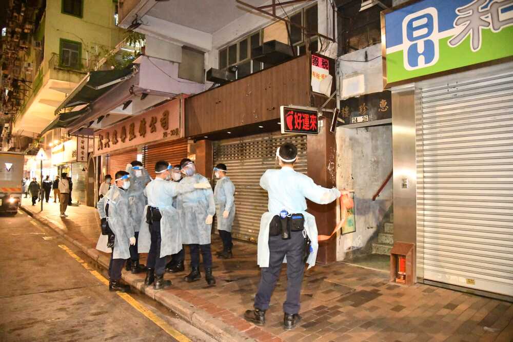 Wai Chun House on 24-26 Un Chau Street was locked down starting 8pm. Wai Chun House on 24-26 Un Chau Street was locked down starting 8pm.