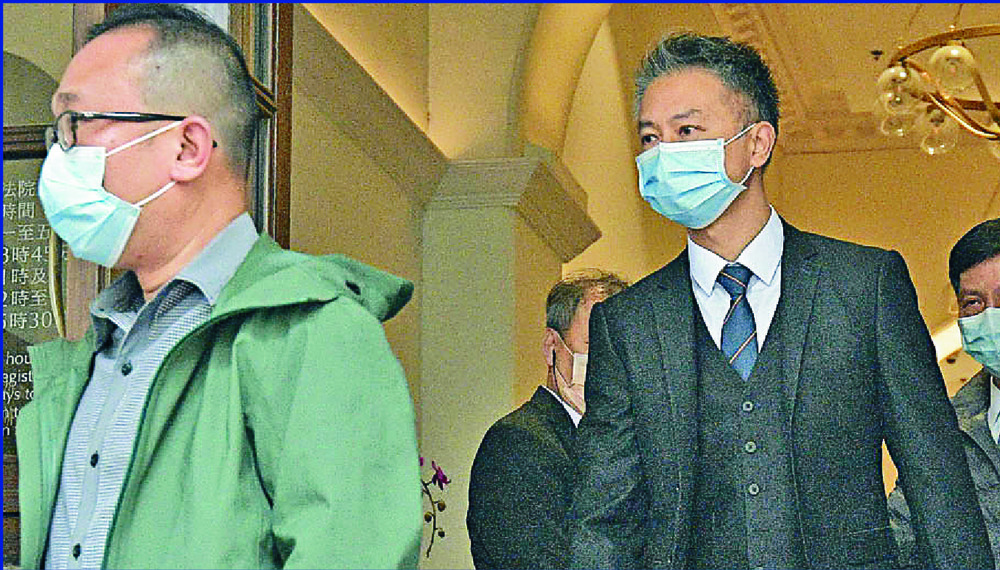 Wong Cho-shing leaves court after the ruling. The four other officers involved in the appeal are, from far left, Lau Cheuk-ngai, Kwan Ka-ho, Pak Wing-bun and Chan Siu-tan.  SING TAO, AGENCIES