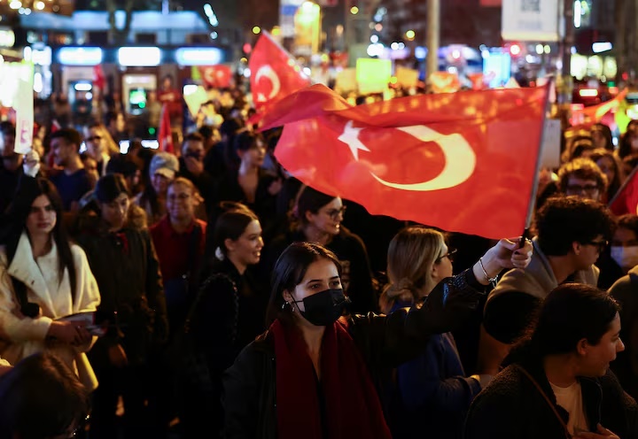 A woman holds a Turkish flag during a protest against the arrest of Istanbul Mayor Ekrem Imamoglu as part of a corruption investigation, in Istanbul, Turkey, March 26, 2025. REUTERS/Emilie Madi A woman holds a Turkish flag during a protest against the arrest of Istanbul Mayor Ekrem Imamoglu as part of a corruption investigation, in Istanbul, Turkey, March 26, 2025. REUTERS/Emilie Madi