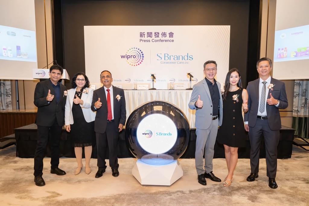 From third left, Nagender Arya and Dick Sy Ong, founder and president of S Brands. WCCI