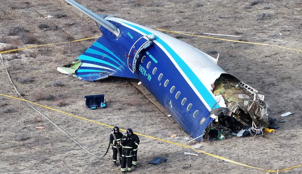  A drone view shows emergency specialists working at the crash site of an Azerbaijan Airlines passenger plane near the city of Aktau, Kazakhstan December 25, 2024. REUTERS/Azamat Sarsenbayev/File Photo