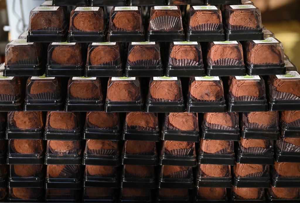 Photo by JUNG YEON-JE / AFP  "Dubai-style" chewy chocolate cookies are displayed at a bakery cafe in Seoul on January 20, 2026.
