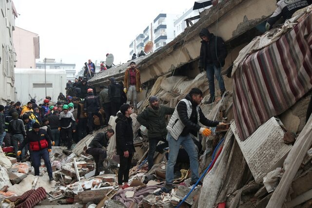 Rescuers search for survivors under the rubble following an earthquake in Diyarbakir, Turkey February 6, 2023. REUTERS/Sertac Kayar