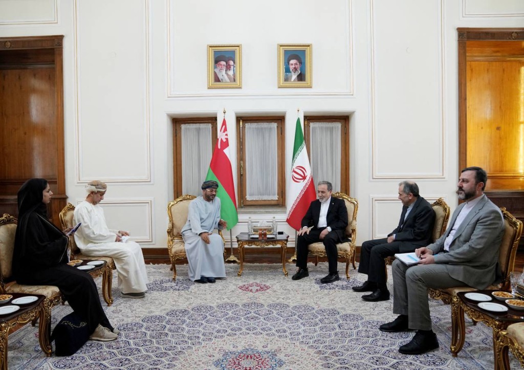 Photo by - / IRANIAN FOREIGN MINISTRY OFFICE / AFP A handout picture provided by the Iranian Foreign Ministry Office, shows Iranian Foreign Minister Abbas Araghchi (top-R) and Omans' Foreign Minister Sayyid Badr al-Busaidi (Top-L) meeting in Tehran on August 25, 2026, as Tehran and Muscat seek a way to regulate the passage of ships through the Strait of Hormuz.