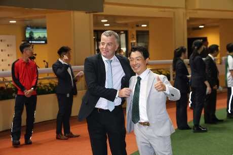 Jamie Richards celebrates a Happy Valley win with assistant trainer Ben So (Sing Tao) 