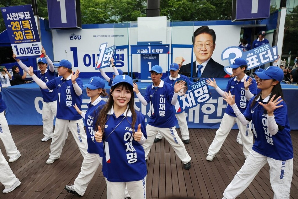 Supporters of Lee Jae-myung, the presidential candidate for South Korea's Democratic Party, cheer during an election campaign rally at a park in Seoul, South Korea, May 28, 2025. REUTERS/Kim Hong-Ji/File Photo