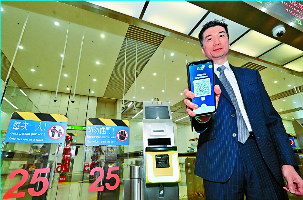 Immigration assistant director Or Chung-yuk and staff show how the QR code works. The measure is designed to make border crossing more convenient. Immigration assistant director Or Chung-yuk and staff show how the QR code works. The measure is designed to make border crossing more convenient.