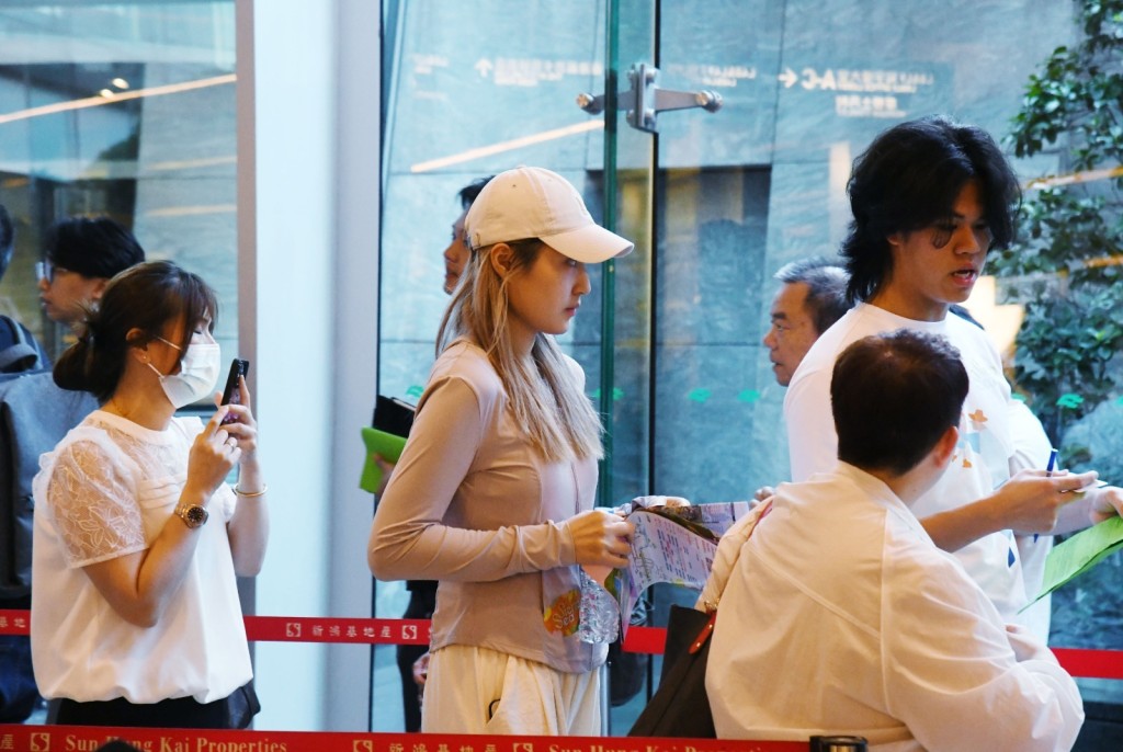 Home hunters hope to snatch up flats at the Sai Sha project. SING TAO