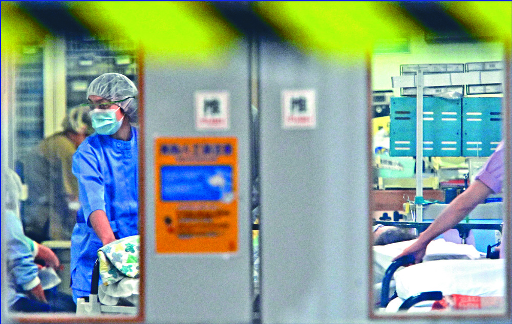Some medics and patients at United Christian have been ordered to take tests amid a cluster in the hospital, left. Below: people enjoy the outdoors under the watchful eye of police. SING TAO Some medics and patients at United Christian have been ordered to take tests amid a cluster in the hospital, left. Below: people enjoy the outdoors under the watchful eye of police. SING TAO