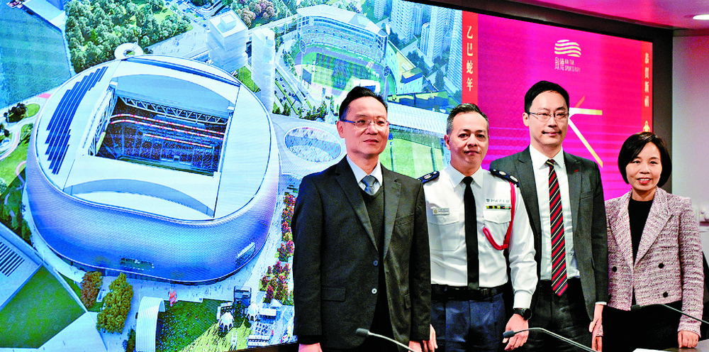 Joe Chow and George Tsoi, second and third left, help explain what authorities expect will happen during the stress test. sing tao Joe Chow and George Tsoi, second and third left, help explain what authorities expect will happen during the stress test. sing tao