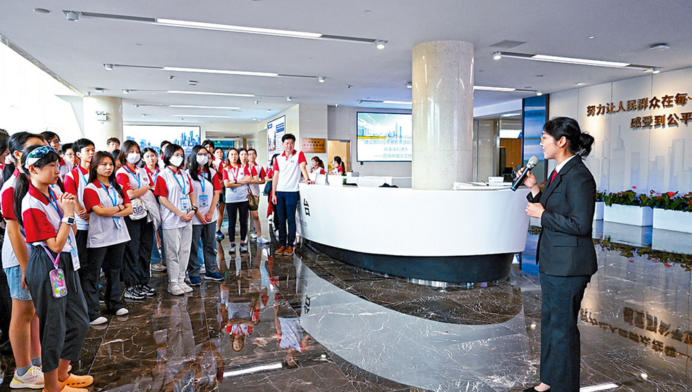 Students visiting the Shenzhen Qianhai Cooperation Zone People’s Court to understand the different legal systems and practices.