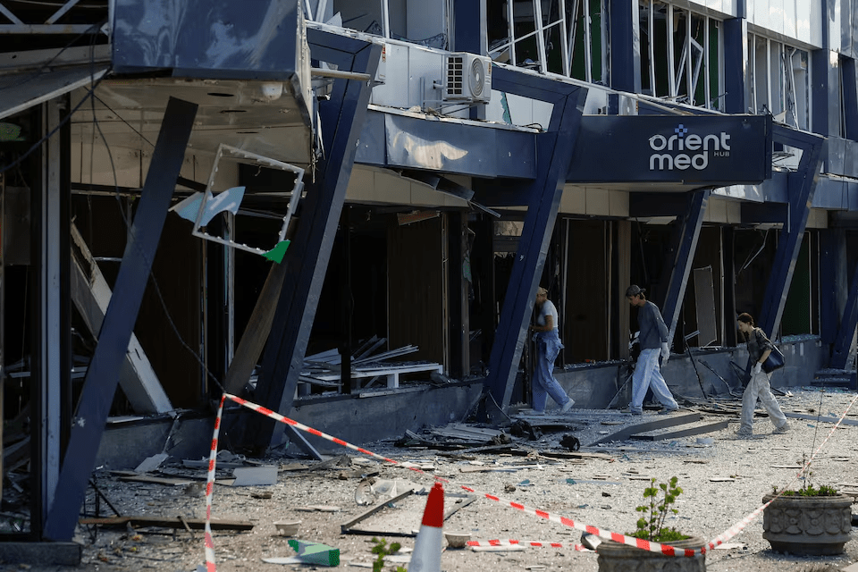  Employees walk into a building of a private medical clinic damaged during Russian missile and drone strikes, amid Russia's attack on Ukraine, in Kyiv, Ukraine June 2, 2026. REUTERS/Valentyn Ogirenko