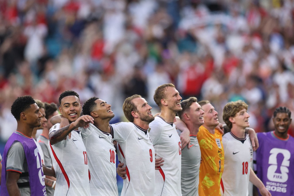 England's forward #19 Ollie Watkins, midfielder #17 Morgan Rogers, midfielder #10 Jude Bellingham, forward #09 Harry Kane, defender #15 Dan Burn, goalkeeper #13 Dean Henderson, goalkeeper #01 Jordan Pickford, forward #18 Anthony Gordon and forward #11 Marcus Rashford celebrate after winning the 2026 World Cup football tournament quarter-final match between Norway and England at Miami Stadium in Miami Gardens on July 11, 2026. (Photo by PATRICIA DE MELO MOREIRA / AFP)