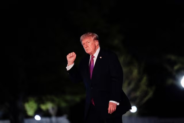 U.S. President Donald Trump gestures as he walks after exiting Marine One on the South Lawn while returning to the White House in Washington, D.C., U.S., April 17, 2026. REUTERS/Nathan Howard/File Photo 