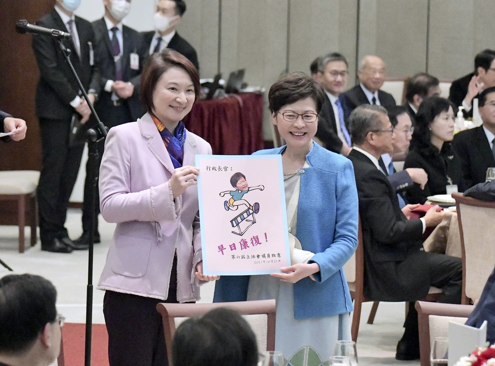 Starry Lee hands Carrie Lam a get-well card as lawmakers mark the end of the Legco term with a dinner and photo taking. SING TAO Starry Lee hands Carrie Lam a get-well card as lawmakers mark the end of the Legco term with a dinner and photo taking. SING TAO