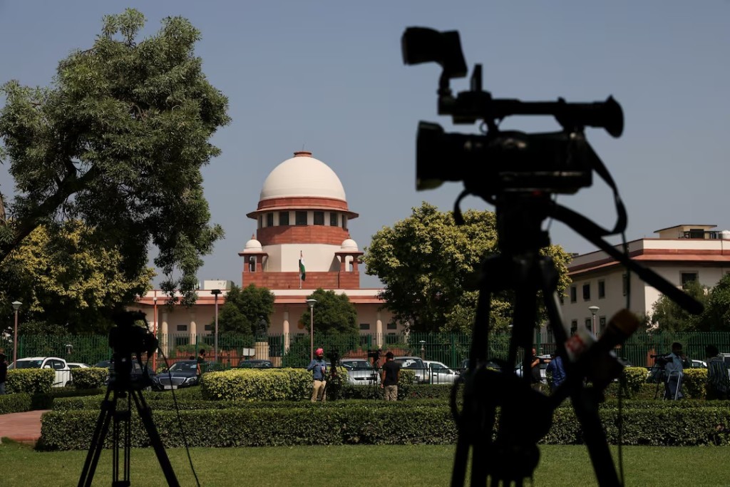 Members of media speak in front of cameras outside the premises of the Supreme Court in New Delhi, India October 13, 2022. REUTERS/Anushree Fadnavis/File Photo