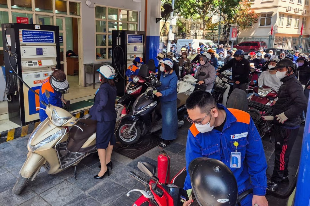 People queue to buy petrol at a petrol station after Vietnam's trade ministry called on local businesses to encourage their employees to work from home to save fuel amid disruptions in supply and price surges triggered by the U.S.-Israeli conflict with Iran, in Hanoi, Vietnam, March 10, 2026. Picture taken with a mobile phone. REUTERS/Khanh Vu