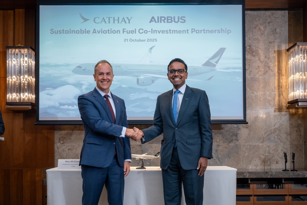 The agreement was announced at a ceremony hosted by Cathay Chief Operations and Service Delivery Officer Alex McGowan (left) and Airbus President Asia Pacific Anand Stanley (right). CATHAY