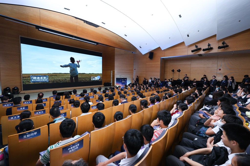 Students from Hong Kong secondary schools learned about cutting-edge technologies, the nation’s major achievements and Chinese culture during the main event of “The Master Classes for Youth — Youth Stands Beyond the Horizon: Tomorrow’s Questions, Today’s Answers”. Students from Hong Kong secondary schools learned about cutting-edge technologies, the nation’s major achievements and Chinese culture during the main event of “The Master Classes for Youth — Youth Stands Beyond the Horizon: Tomorrow’s Questions, Today’s Answers”.
