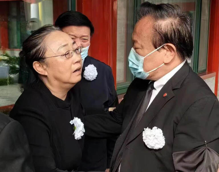 Cheng Hong mourns her late husband. Cheng Hong mourns her late husband.