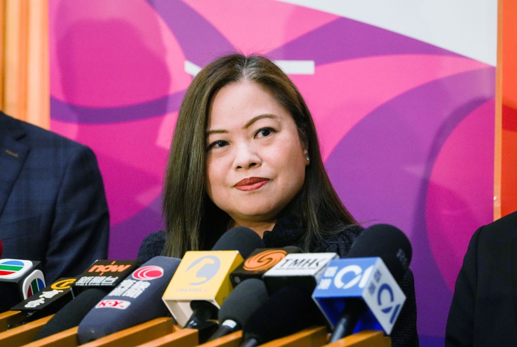 (sing tao file) Rosanna Law said the government  is considering shuttle vehicles to transport tourists to the East Dam