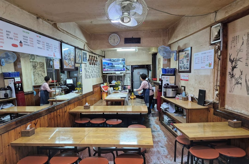 A restaurant owner waits for customers at her empty restaurant in Seoul, South Korea, October 31, 2024. REUTERS/Cynthia Kim/File Photo A restaurant owner waits for customers at her empty restaurant in Seoul, South Korea, October 31, 2024. REUTERS/Cynthia Kim/File Photo