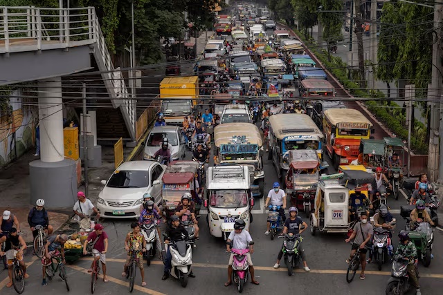 General view of public and private vehicles on a road in Manila, Philippines, June 20, 2023. REUTERS/Eloisa Lopez/File photo 