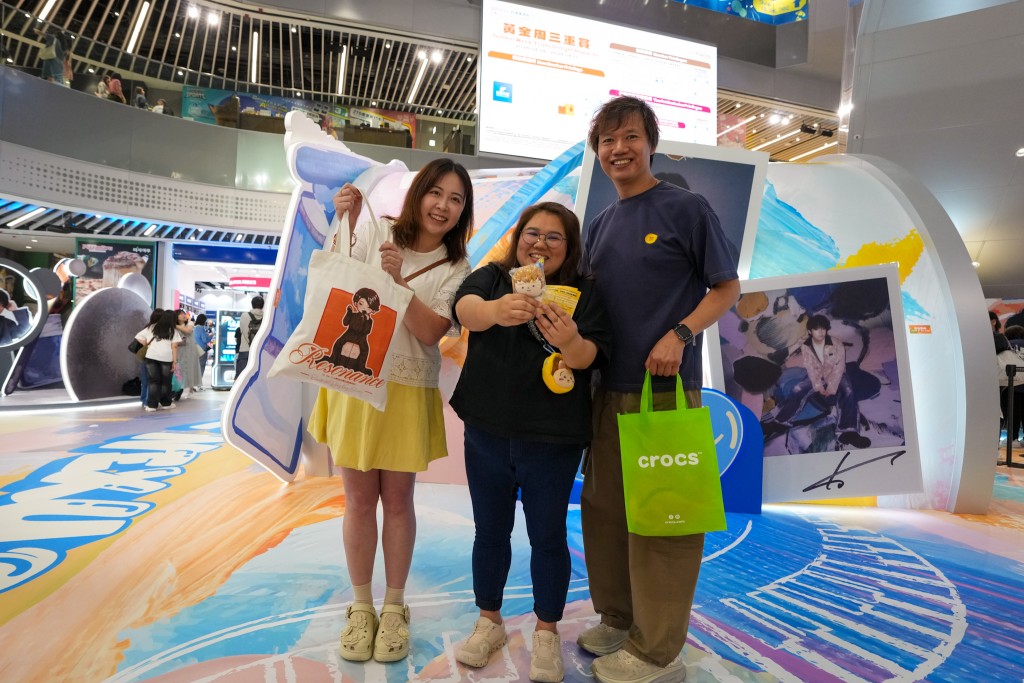 Ms. Li, who lives in To Kwa Wan, arrived early at the venue and took the opportunity to visit Ian Chan's birthday exhibition and do some shopping.