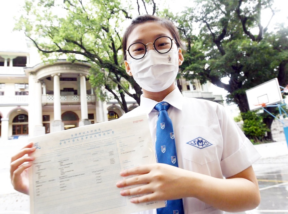 Serena Yu Sheung-wing from St. Mary's Canossian College achieved 5** in eight subjects, attaining the title of “super top scorer”.