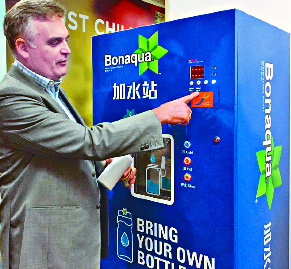 Neil Waters goes for a thirst-quenching refill. Sing Tao Neil Waters goes for a thirst-quenching refill. Sing Tao