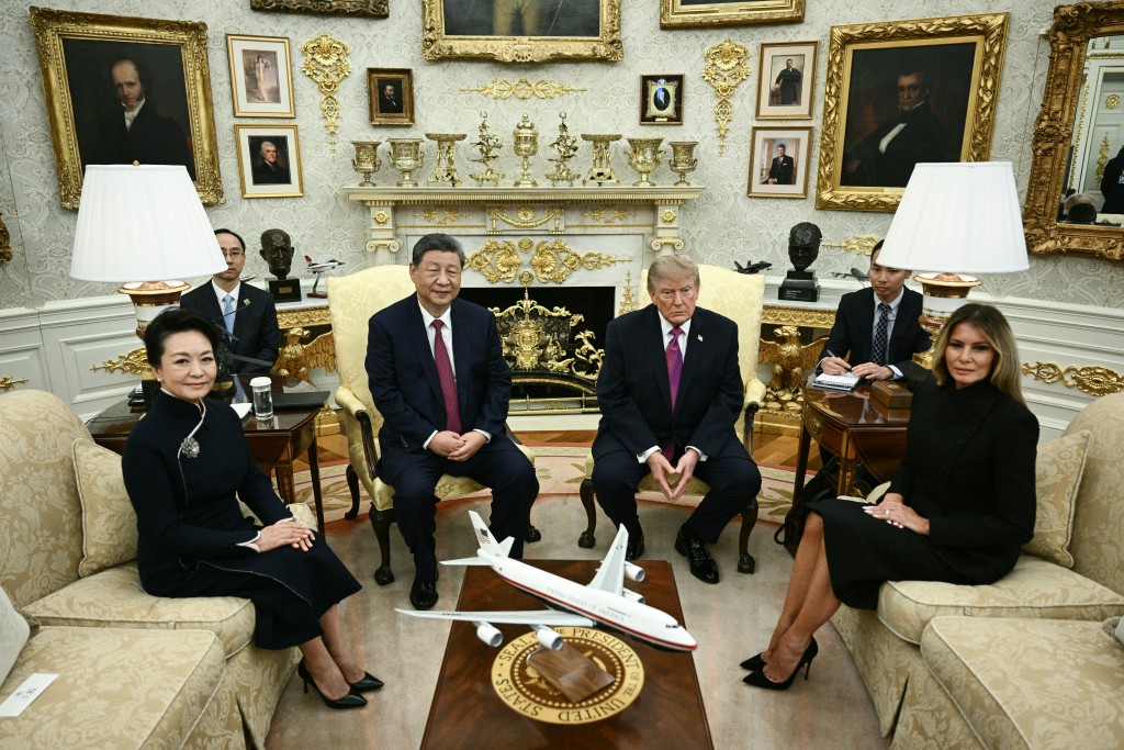 China's President Xi Jinping, alongside China's First Lady Peng Liyuan, and US President Donald Trump, alongside US First Lady Melania Trump, attend a bilateral meeting in the Oval Office of the White House in Washington, DC, on September 24, 2026. (AFP)