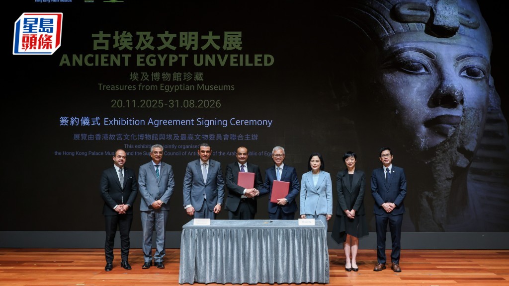 Louis Ng, fifth from left, and Mohamed Ismail Khaled, Secretary-General of the SCA of Egypt, fourth from left. SING TAO.