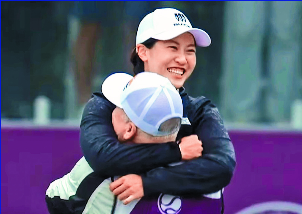 Janet Lin gets a hug after beating Ko Jin Young, left, in a playoff. SING TAO Janet Lin gets a hug after beating Ko Jin Young, left, in a playoff. SING TAO