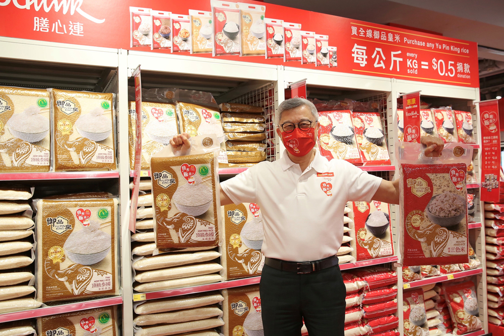 After the kick-off ceremony, Choo Peng Chee, CEO of Wellcome, takes the lead to buy "Yu Pin King" rice with Wellcome's team members. He says that Wellcome's staff is very supportive of volunteer work.