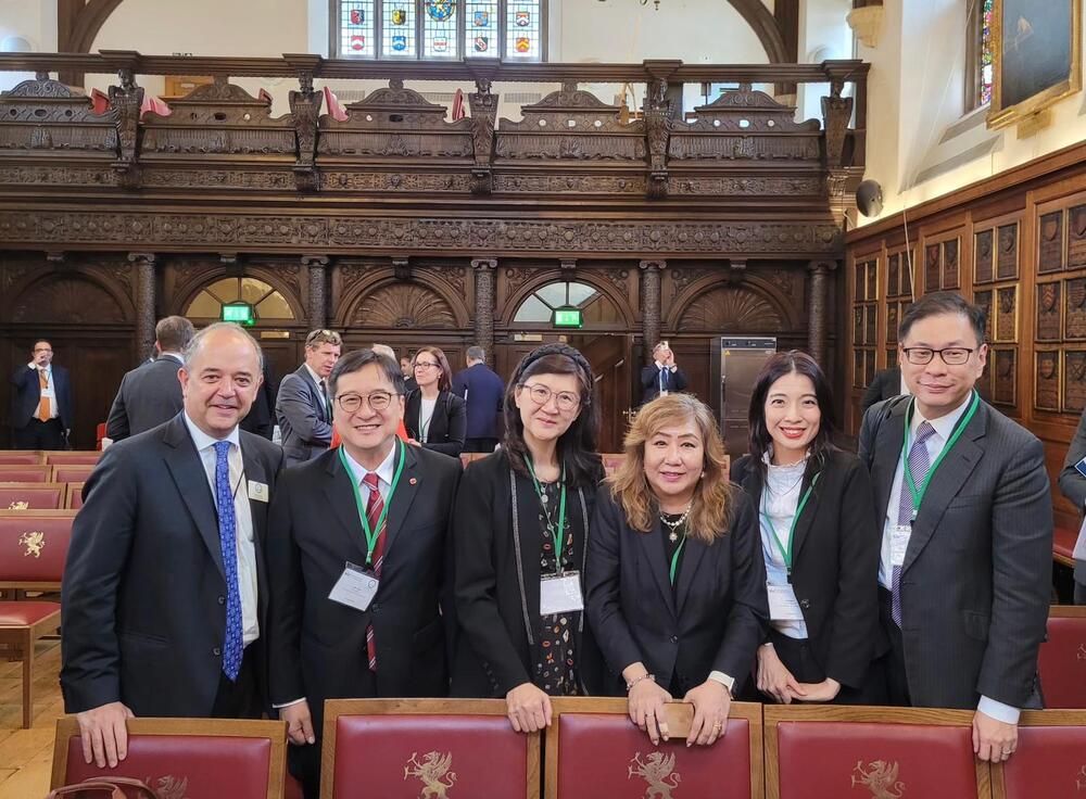 Victor Dawes (right), Chan Chak-ming (2nd from left) and Melissa Kale Pang (3rd from left) pose for a photo after the Bar Leaders’ Discussion Victor Dawes (right), Chan Chak-ming (2nd from left) and Melissa Kale Pang (3rd from left) pose for a photo after the Bar Leaders’ Discussion